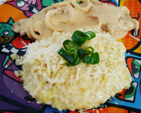 Filé mignon ao molho de mostarda com risoto de alho-poró
