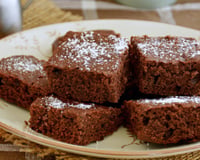 Fiz o bolo de chocolate de apenas 2 ingredientes para ver se funciona mesmo e me surpreendi: não leva farinha e nem leite e fica muito fofinho