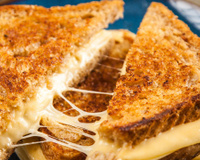 Nem pão francês, nem pão de queijo: o pão que eu mais gosto de comer no café da manhã é feito no micro-ondas em poucos minutos!