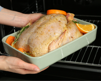 A melhor marinada de Natal para frango assado é essa que aprendi com a minha avó: deixa a carne douradinha e extremamente suculenta.