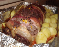 Rocambole de carne moída trançada com bacon