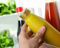 Mostarda aberta precisa ir para a geladeira? Veja como um erro ao guardar o molho pode afetar sua saúde