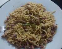 Macarrão oriental com carne ao shoyu