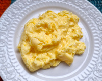 Ovo mexido cremoso SEM LEITE melhor que de hotel: aprendi com truque simples da minha mãe e o namorado aprovou!