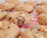 Esse biscoito de açúcar mascavo com macadâmia torrada e gotas de chocolate conquista corações: receita fácil pra fazer no fim de semana