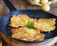 Não coloco farinha, sêmola ou amido na massa da panqueca de batata: um ingrediente inusitado impede que ela se desfaça, e o sabor é nota 10