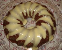 Bolo de canela com cobertura de chocolate branco