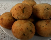 Pensa num salgadinho que todo mundo adora: bolinho de batata recheado com queijo e presunto é lanche obrigatório aqui em casa