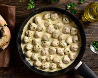 Fica uma delícia com arroz ou macarrão: almôndegas de frango ao molho de limão com alcaparras, caldo de galinha, vinho branco e manteiga