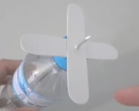 Se você tem uma garrafinha de água de plástico, você pode fazer um ventilador caseiro fácil e de baixo custo: descubra o passo a passo