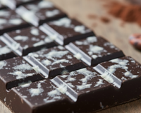 O que significa quando o chocolate fica esbranquiçado? Descubra se ainda pode comer