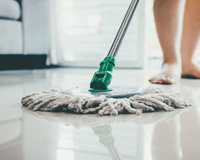 Uma colher num balde de água – e o chão ficará limpo por semanas: as superfícies brilharão como um espelho