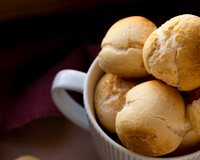 Nem tapioca, nem farinha de trigo: o melhor pão de queijo do universo usa flocão de milho!