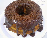 Bolo comum com cobertura de chocolate