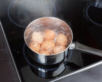 Perguntei a 5 chefs se os ovos cozidos devem começar em água fria ou quente e todos disseram a mesma coisa