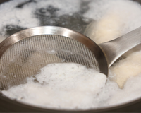 A espuma que aparece no caldo deve ser retirada? O TudoGostoso esclarece essa dúvida comum