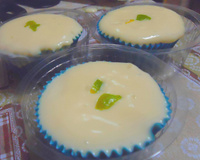 Bolinho de limão com cobertura de leite condensado