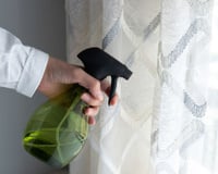 Alicia Martínez, especialista em limpeza: "Para manter a casa com um cheiro agradável, borrifo este aromatizador de ar caseiro nas cortinas."