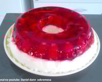 Sobremesa de morango com gelatina e pudim