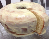 Bolo de laranja com cobertura de laranja.