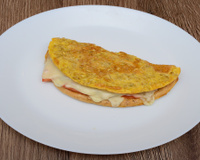 A panqueca salgada de aveia que como todos os dias no café da manhã ou no lanche: fácil de fazer e rica em proteína