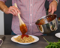 Nem açúcar, nem bicarbonato: a dica surpreendente para tirar a acidez do molho de tomate