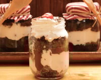 Bolo floresta negra no pote