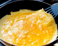 Sua omelete está grudando na frigideira? TudoGostoso ensina truque simples de chef que garante um resultado perfeito