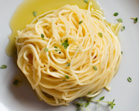 O segredo de chef para fazer um macarrão ao alho e óleo que nem de restaurante