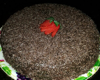 Bolo de chocolate com recheio de morangos e leite condensado