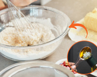 Fiquei de boca aberta quando descobri esse truque para medir a quantidade de uma colher diretamente na receita