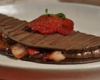Esqueça o restaurante: esse crepe de brownie com creme de avelã e morango vai salvar a sua noite romântica