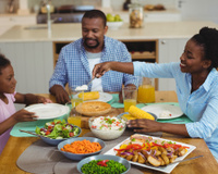 Hábito comum dos brasileiros durante as refeições parece inofensivo, mas pode ter impactos negativos na saúde
