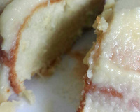 Bolo de laranja com cobertura de laranja.