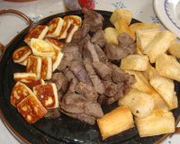Baião de dois com carne de sol, aipim e queijo coalho frio.