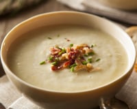 A panela fica vazia em minutos: a sopa creme de batata com alho poró do TudoGostoso é melhor do que os caldos que todo mundo faz