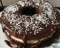 Bolo de chocolate com cobertura de chocolate e recheio de coco