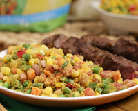 Farofa caribenha com espetinho de carne