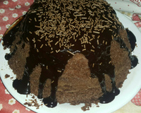 Bolo de chocolate de microondas com calda de falso brigadeiro