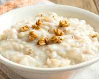 Sem leite, nem açúcar: mingau de aveia cremoso é a receita perfeita para o frio; sempre uso um ingrediente especial