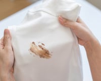 Caiu chocolate na roupa e agora? Aqui estão os truques da minha avó que tiram até as manchas mais difíceis!