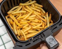 Pouca gente sabe o truque da água quente para fazer batatas fritas realmente crocantes na airfryer