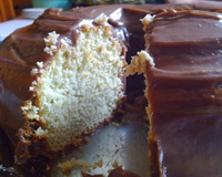 Bolo de jiló com cobertura de brigadeiro