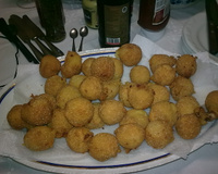 Bolinho de calabresa com queijo