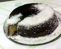 Bolo de baunilha com cobertura de chocolate e coco