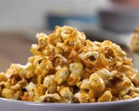 Faça pipoca doce perfeita e crocante com as receitas e dicas do TudoGostoso: é o melhor petisco pra ver futebol!