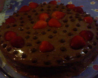 Bolo de chocolate com recheio de flocos e creme com morangos