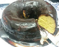 Bolo de laranja com calda de chocolate