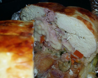 Frango desossado recheado com presunto, queijo e bacon