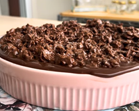 Como fazer um bolo crocante de chocolate? Receita com sucrilhos é deliciosa e a massa fica molhadinha